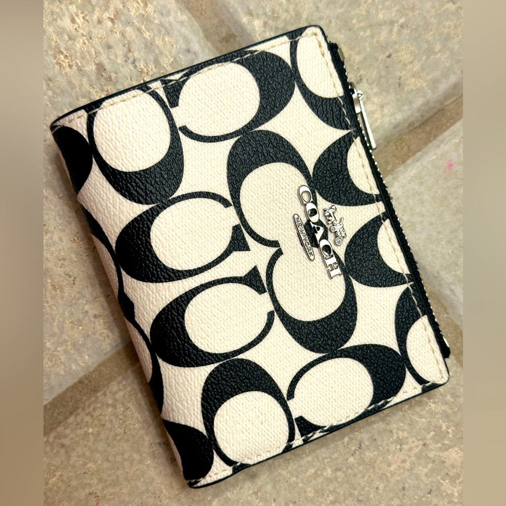 NWT - Coach Snap Wallet